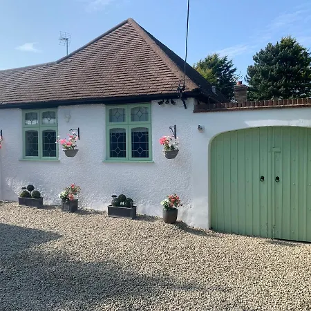 Wychwood A Beautiful Country Style Bungalow Ash  Exterior photo